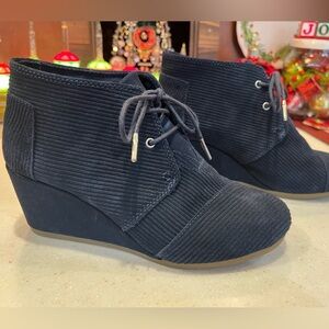 TOMS Desert Wedge Lace Up Booties, dark blue 9.5 Like new.
